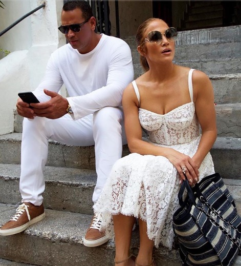 Jennifer Lopez sevgilisi ile Capri'de tatil yapıyor