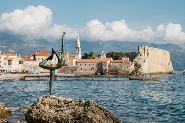 Budva'nın sembolü dans eden kız heykeli