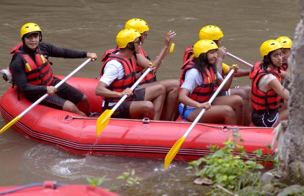 Obamalar Bali'deki Ayung Nehri'nde rafting yaptı