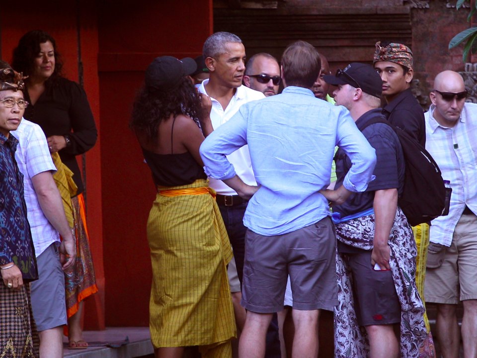 Michelle Obama çocukları Malia ve Sasha ile sarı sarongs giydi