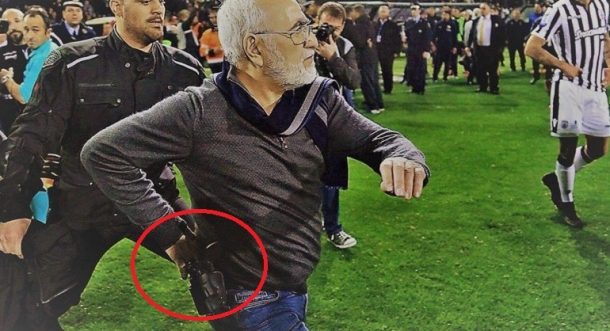 PAOK Başkanı Savvidis sahaya tabancayla girmişti