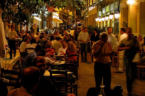 Plaka, atmosferi ile turistleri kendine çekiyor