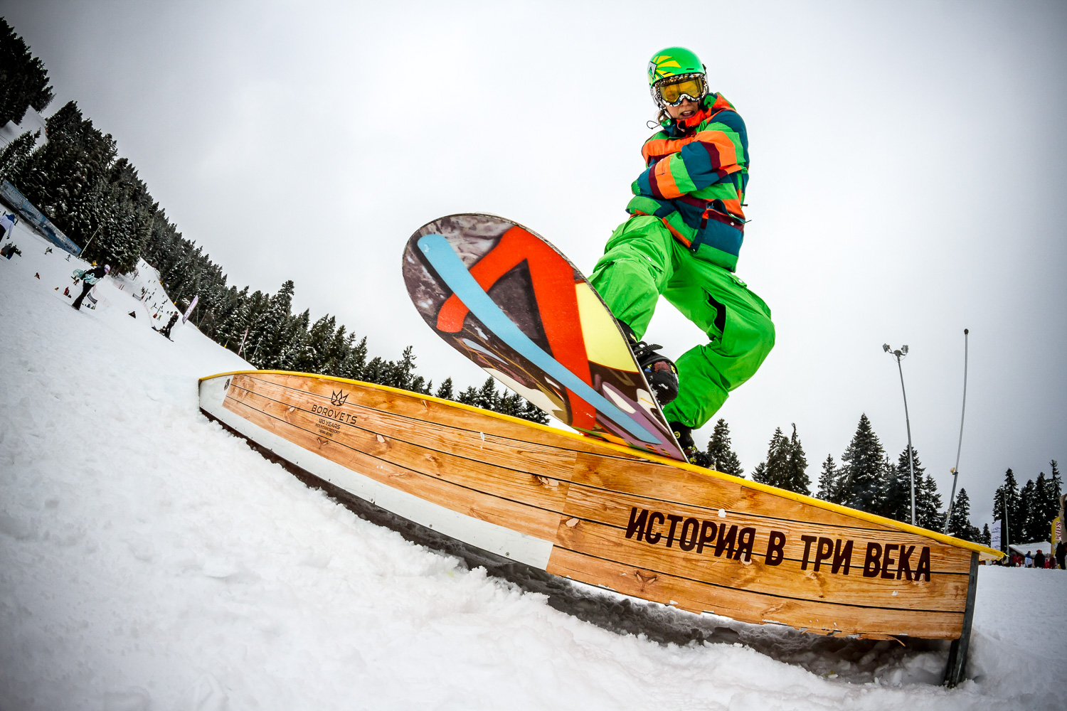 Borovets’te gelen turistler, kış sporlarının yanı sıra eğlenceli bir tatil geçirmekte