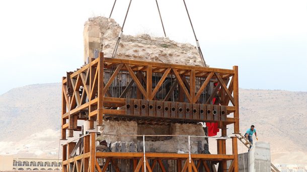 Hasankeyf Müzesi girişindeki yeni yerine indirildi