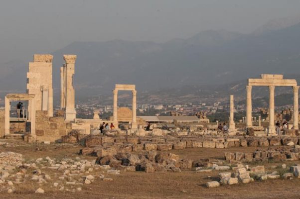 2 bin 200 yıllık Laodikya Antik Tiyatrosu turizme kazandırılıyor!