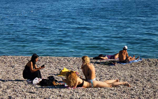 Turistler Antalya'da Kasım ayında denize girdi
