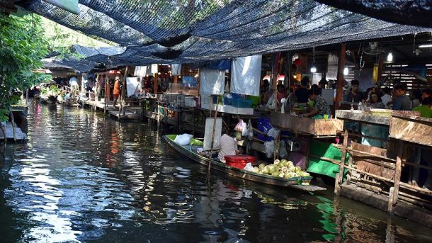 Asya'nın Venedik'i Bangkok'un yüzen pazarları turist akınına uğruyor!