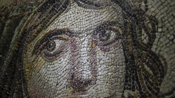 Ve nihayet Çingene Kızı mozaiğinin kayıp parçaları Türkiye'ye geldi!