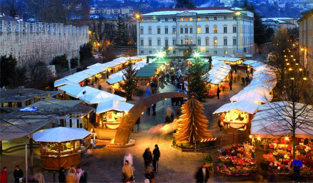 En neşeli Noel pazarı Napoli'de 