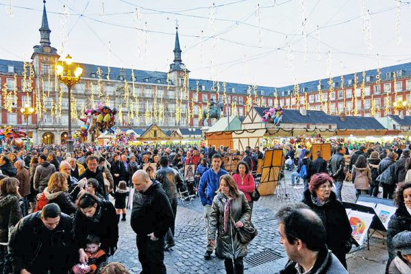 Madrid'in en popüler Noel pazarı Plaza Mayor'da 