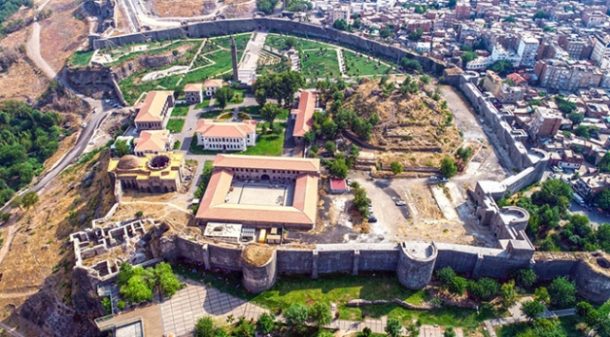 Sur'daki Amida Höyük'te su kanalı ve tünel bulundu!