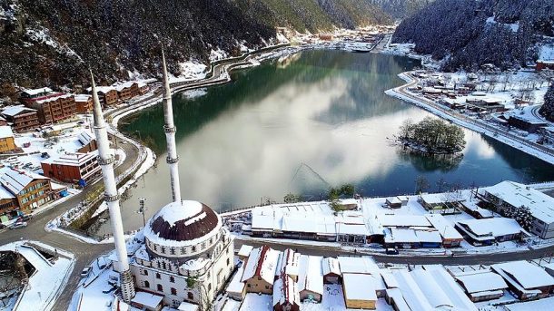 Ünlü turizm merkezi Uzungöl beyaza büründü!