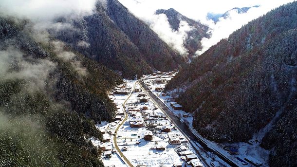 Uzungöl kar yağışıyla ayrı bir güzelliğe büründü