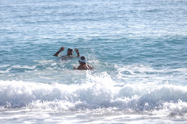 Antalya'da deniz keyfi halen sürüyor