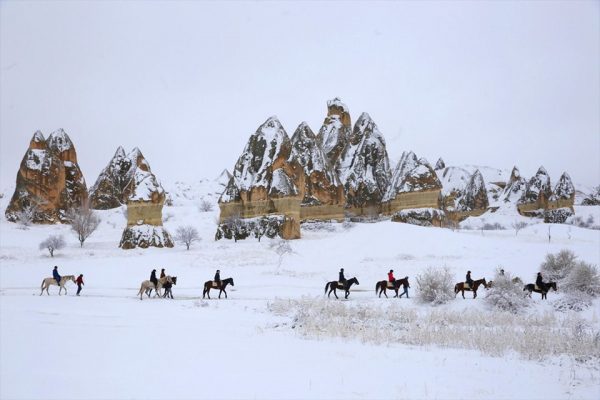 Kapadokya'da karlar altındaki peri bacaları arasında atlı safari!