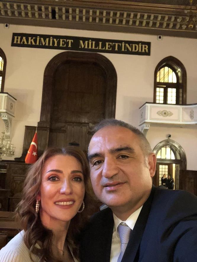 Bakan Ersoy eşiyle muzede selfie gununu kutladı