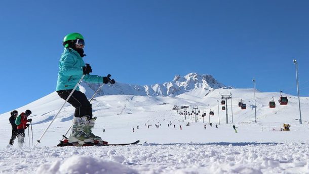 Erciyes Kayak Merkezi bir ayda 400 bin kişiyi ağırladı!