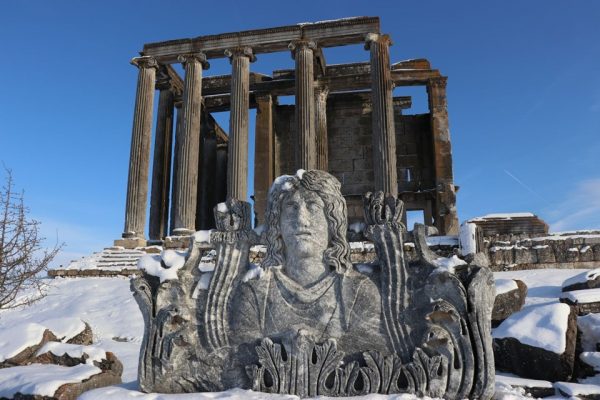 İkinci Efes Aizanoi Antik Kenti beyaza büründü!