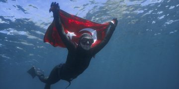 Renowned Turkish diver Sahika Ercumen’s first diving in Antarctica