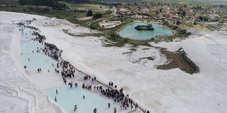 Tourists flock to Pamukkale, Turkey's thermal paradise 1 Tourists flock to Pamukkale, Turkey’s thermal paradise