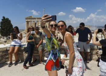 Greece presents proposals for restarting tourism
