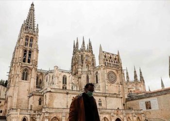 Spain welcomes tourists, infections at record low 12 Spain welcomes tourists, infections at record low