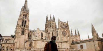 Spain welcomes tourists, infections at record low