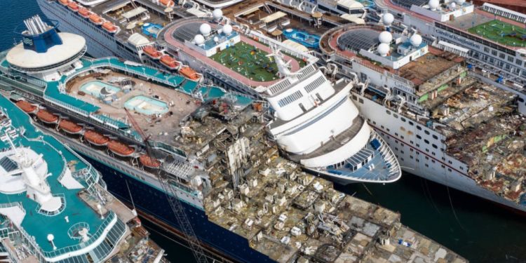 Aliağa: The floating graveyard of luxury cruise ships in Turkey 1 Aliağa: The floating graveyard of luxury cruise ships in Turkey