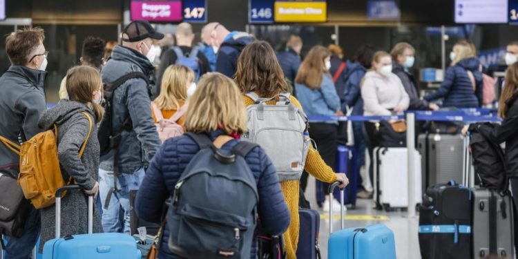 EU lifts mask requirement on planes and at airports 1 EU lifts mask requirement on planes and at airports