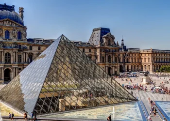 Paris: Napoleon’s Jewels Stolen from the Louvre in Seven-Minute Operation 11 In the heart of Paris, the Louvre Museum—home to some of the world’s greatest masterpieces—became the scene of an audacious heist early Sunday.