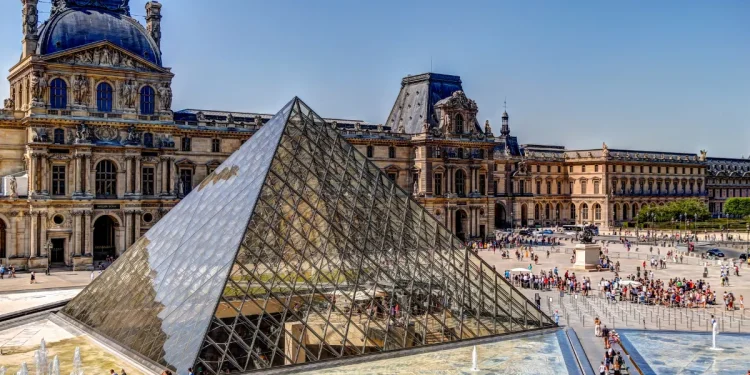 In the heart of Paris, the Louvre Museum—home to some of the world’s greatest masterpieces—became the scene of an audacious heist early Sunday.