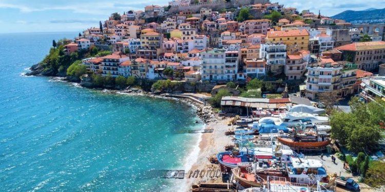 A Paradise on Three Fingers: The Serenity, Sea, and Sunlight of Halkidiki 1 Halkidiki extends into the Aegean with three peninsulas—Kassandra, Sithonia and Mount Athos, the “Three Fingers.”