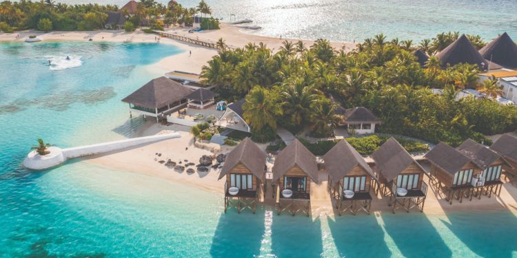 A Tranquil Slice of Paradise: OZEN LIFE MAADHOO Elevates Luxury Island Living in the Maldives 1 OZEN LIFE MAADHOO offers a refined Maldivian island escape with its turquoise lagoon, elegant villas and curated all-inclusive style.