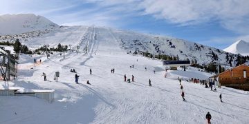 One of Bulgaria’s most popular ski destinations, Bansko stands out with its extensive slopes, vibrant winter atmosphere, and affordable ski tour options.