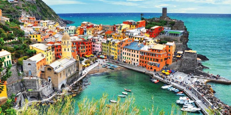 Tuscany is not just a route to pass through in Italy; it is a wide experience where art, history, nature, food and music meet along the same road.