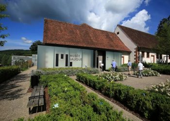The Lalique Museum in France’s Bas-Rhin department was targeted by masked thieves in the early morning hours.