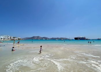 A shallow turquoise beach on Koufonisi in the Cyclades with swimmers