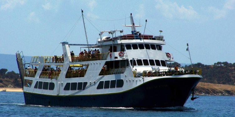 Greece Visa on Arrival: the 12 Islands, the Fee and the Rules 1 A passenger ferry under way close to the Greek coast