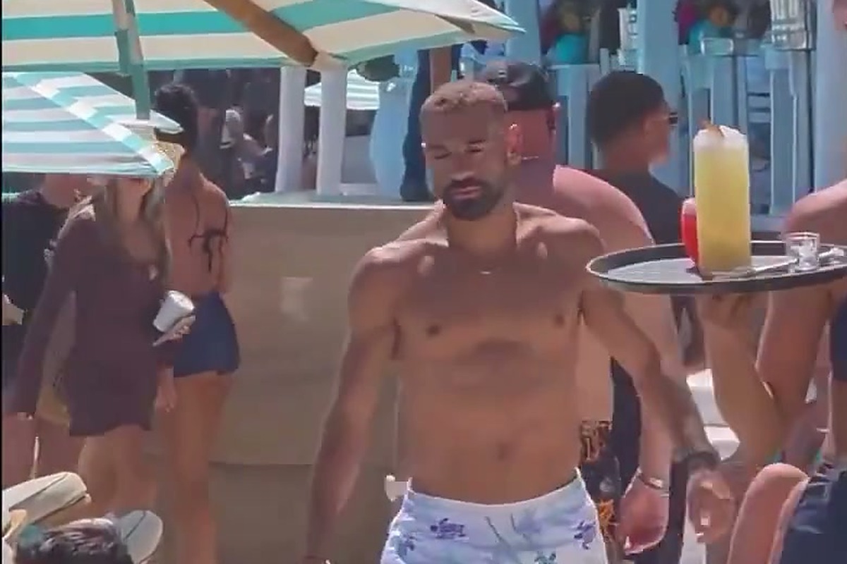 Mohamed Salah Mykonos holiday: where he was filmed 3 Mohamed Salah at a beach club on Psarou, Mykonos
