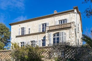 Early-morning raid on Renoir Museum in France! Thieves make off with $10 million worth of artworks 16 A major art theft has taken place at the Renoir Museum in Cagnes-sur-Mer in southern France,