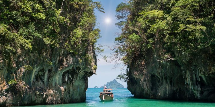 An Unforgettable Phuket Getaway at an Attractive Price 1 Phuket, Thailand’s tropical island paradise, stands out with its white-sand beaches, crystal-clear waters, lively coastal towns and colourful local culture.