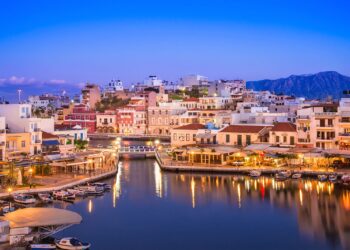 Dünyaca tanınmış bir turizm merkezi olan Girit Adası Yunan Adalarının en büyüğü ve balayı çiftlerinin çok rağbet ettikleri bir yerdir.