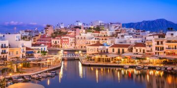 Dünyaca tanınmış bir turizm merkezi olan Girit Adası Yunan Adalarının en büyüğü ve balayı çiftlerinin çok rağbet ettikleri bir yerdir.