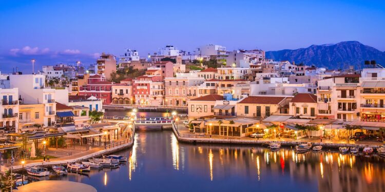 Dünyaca tanınmış bir turizm merkezi olan Girit Adası Yunan Adalarının en büyüğü ve balayı çiftlerinin çok rağbet ettikleri bir yerdir.