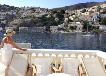 Yunanistan'ın 12 adasının en küçüğü olan Semi Adası Balayı turları için neden tercih ediliyor..