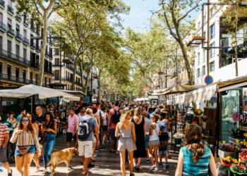 İspanya, alışveriş için oldukça çekici bir destinasyondur. İşte İspanya'da alışveriş yaparken bilmeniz gereken bazı önemli noktaları sizlerle paylaşıyoruz.