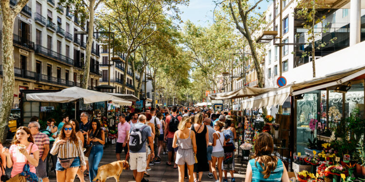 İspanya, alışveriş için oldukça çekici bir destinasyondur. İşte İspanya'da alışveriş yaparken bilmeniz gereken bazı önemli noktaları sizlerle paylaşıyoruz.