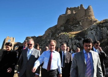 Ertuğrul Günay: Van bölgenin kaderini değiştirebilir