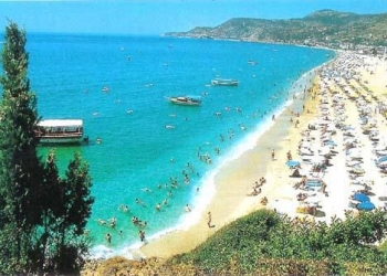 Alanya’daki turistler güzel havayı fırsat bildi, denize girdi