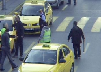 Atatürk Havalimanı’nda taksicilerin müşteri kapma kavgasında sopalar konuştu